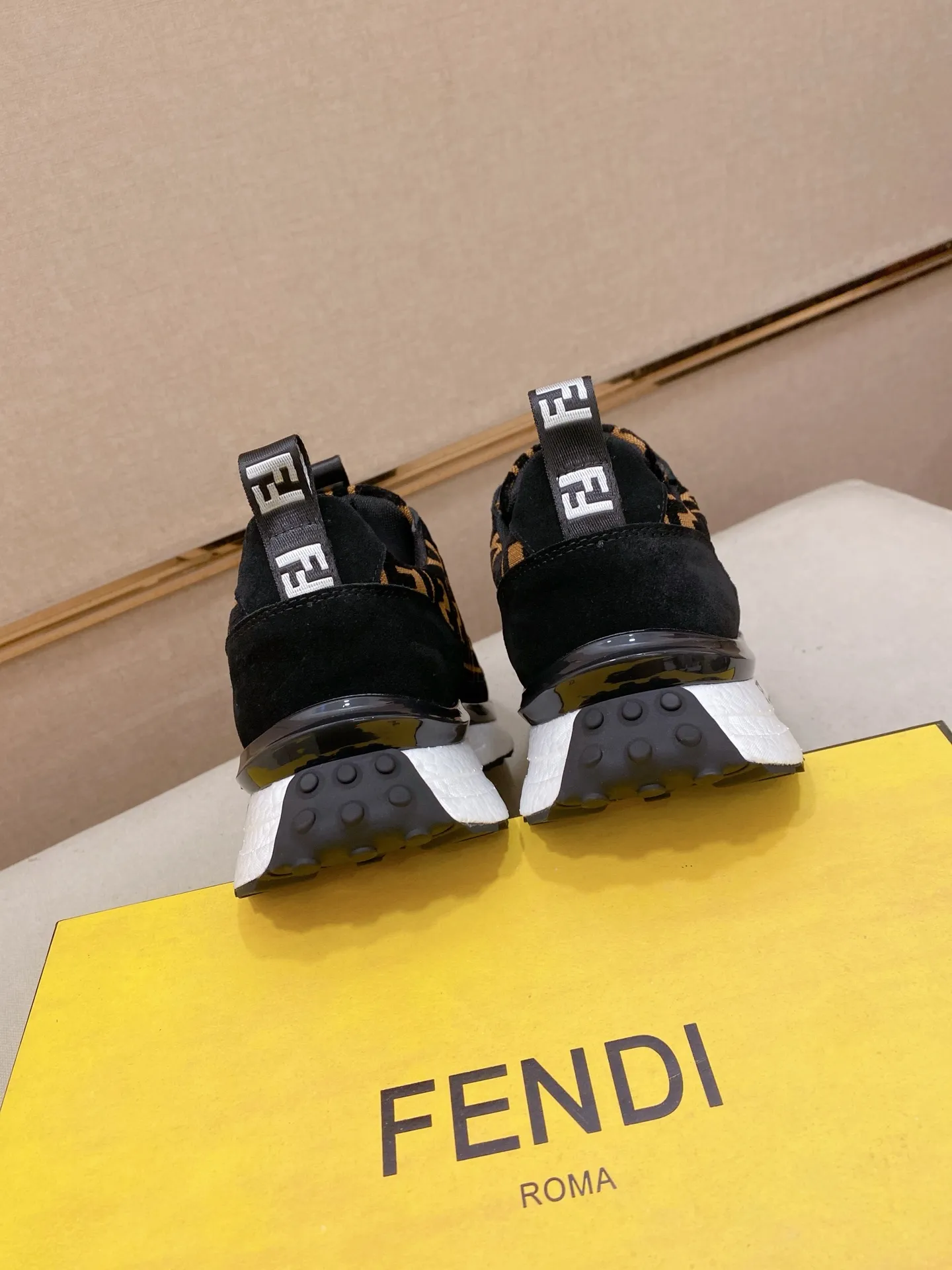 Factory price 442💰 (fendi) New high-top 👊🏻 upper 🇮🇹 imported cowhide fabric 🇩🇪 imported breathable mesh lining. The original outsole is molded to highlight the identity of every man, and the upper foot is elegant and stable🚶🏻🚶🏻The high-end custom counters reproduce the original version📯No matter the wind or rain, the shoe last remains unchanged and can withstand the verification of time🔍️,🔵 Size: 38-44